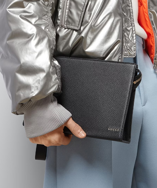 로고 디테일 가죽 파우치