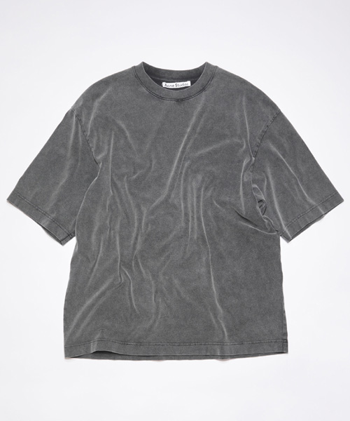 로고 패치 페이드 크루넥 티셔츠