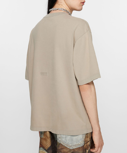 로고 패치 크루넥 티셔츠