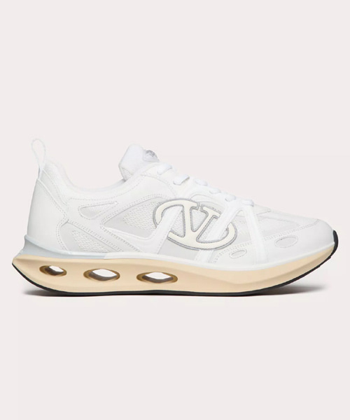 V 로고 스니커즈