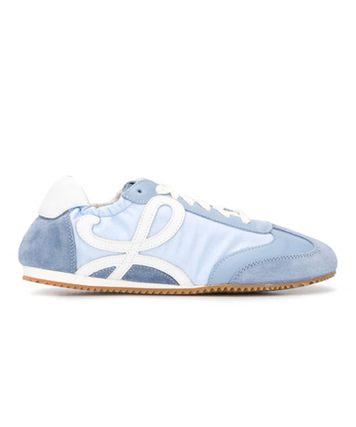 발레 러너 인 나일론 스니커즈