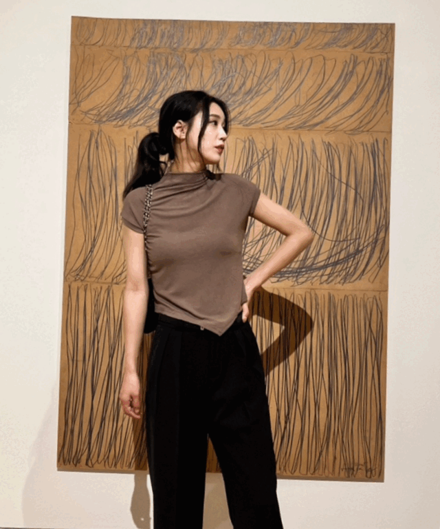 사선 반목티 나시 슬림핏 크롭 숏 가을 간절기 티셔츠