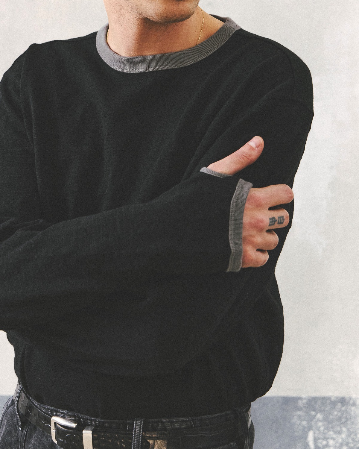 Eastlogue THUMB HOLE RINGER L.S T-SHIRTS / BLACK & CHARCOAL