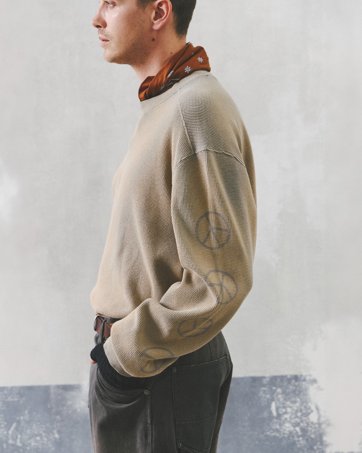 BLEACHED PEACE SYMBOL L.S T-SHIRTS / L.OLIVE