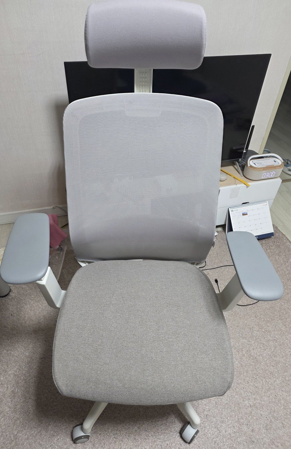 배송은 빠르네요!! 푹신하고 허리가 편합니다!! 그동안 사용해온 의자가 너무안좋은탓에 체감이 바로 되네요! 혼자서 조립 할만하지만,  플라스틱 냄새가 좀 나네요. REVIEW | 에르먼