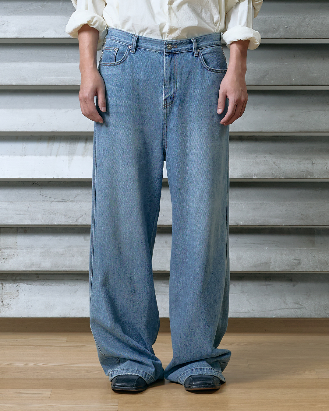 UNISEX] STUDDED WIDE DENIM PANTS (MID BLUE) - 웨스켄