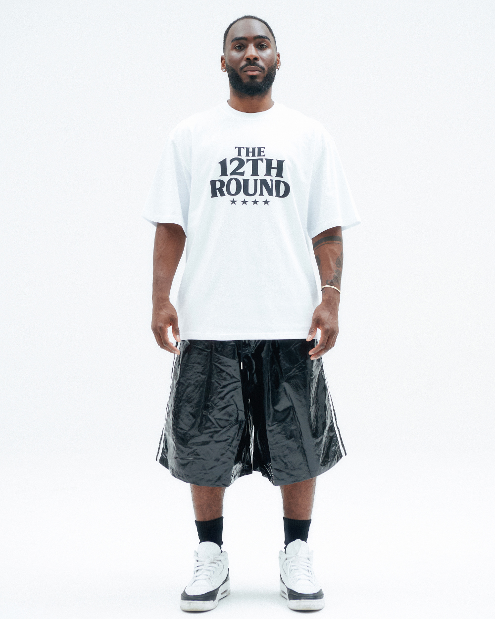 반팔 티셔츠 모델 착용 이미지-S1L3