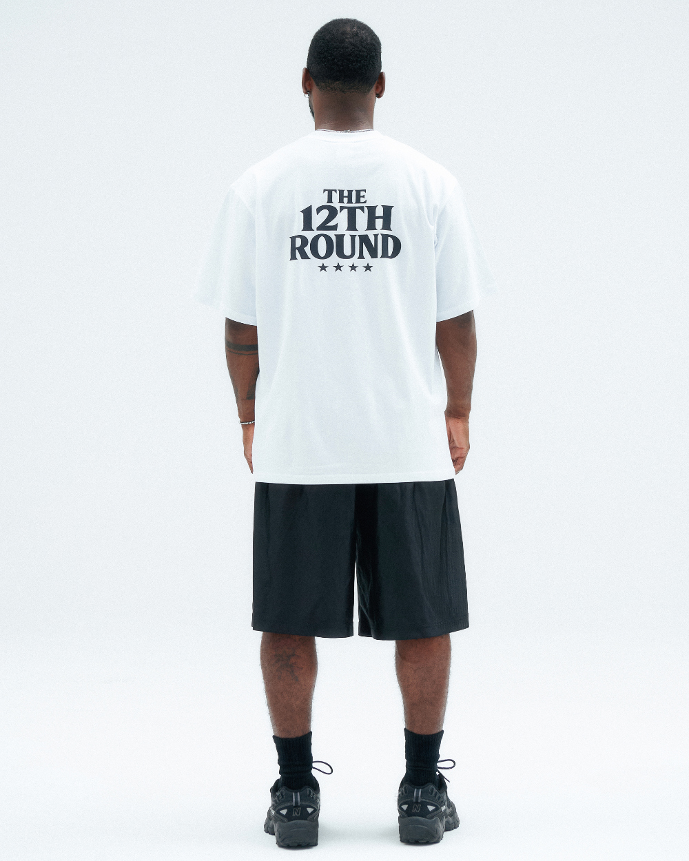 반팔 티셔츠 모델 착용 이미지-S1L3