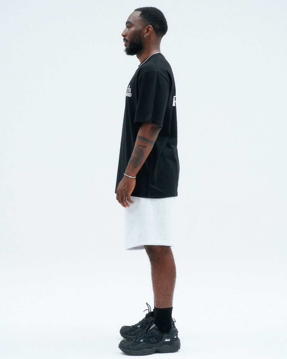 반팔 티셔츠 모델 착용 이미지-S1L5