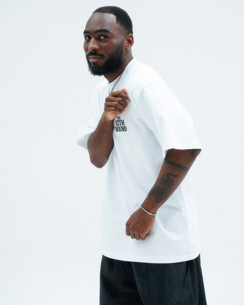 반팔 티셔츠 모델 착용 이미지-S1L7