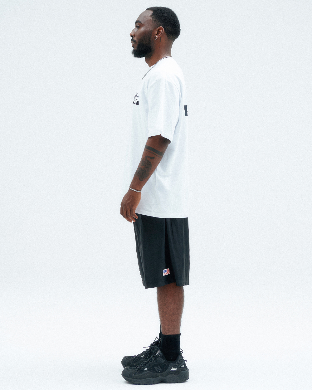 반팔 티셔츠 모델 착용 이미지-S1L5