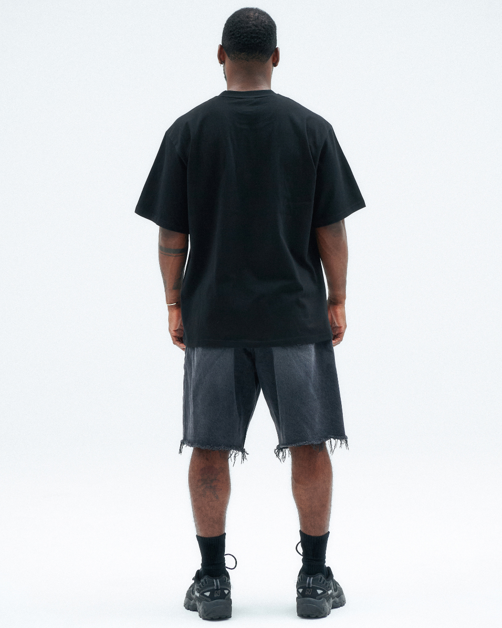 반팔 티셔츠 모델 착용 이미지-S1L4