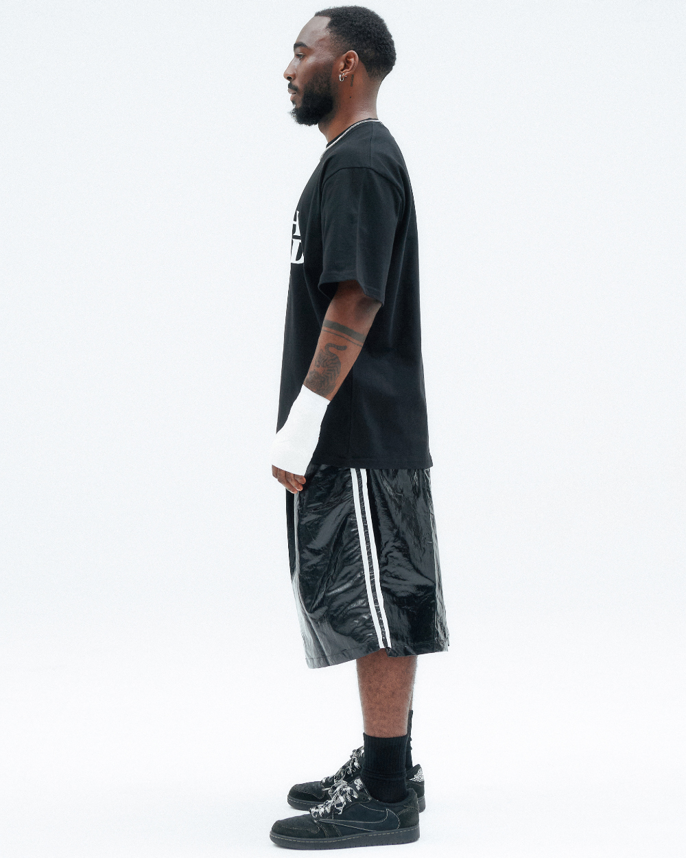 반팔 티셔츠 모델 착용 이미지-S1L4