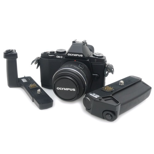 [중고] 올림푸스 OLYMPUS OM-D E-M5 16.1MP Digital Camera + OLYMPUS 14-42mm F3.5-5.6 II R MSC +  HLD-6G Grip + HLD-6P Battery pack + 배터리 2개 , 부속포함 (A+)