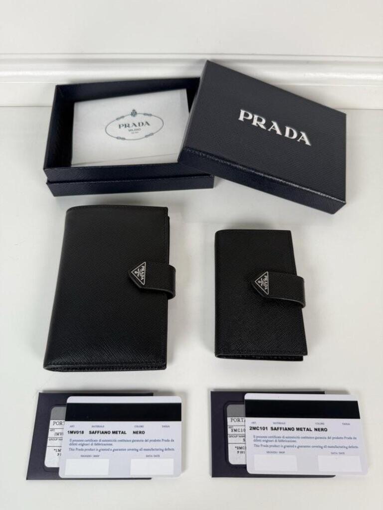 프라다 남녀공용 여권지갑 | 리플릭스