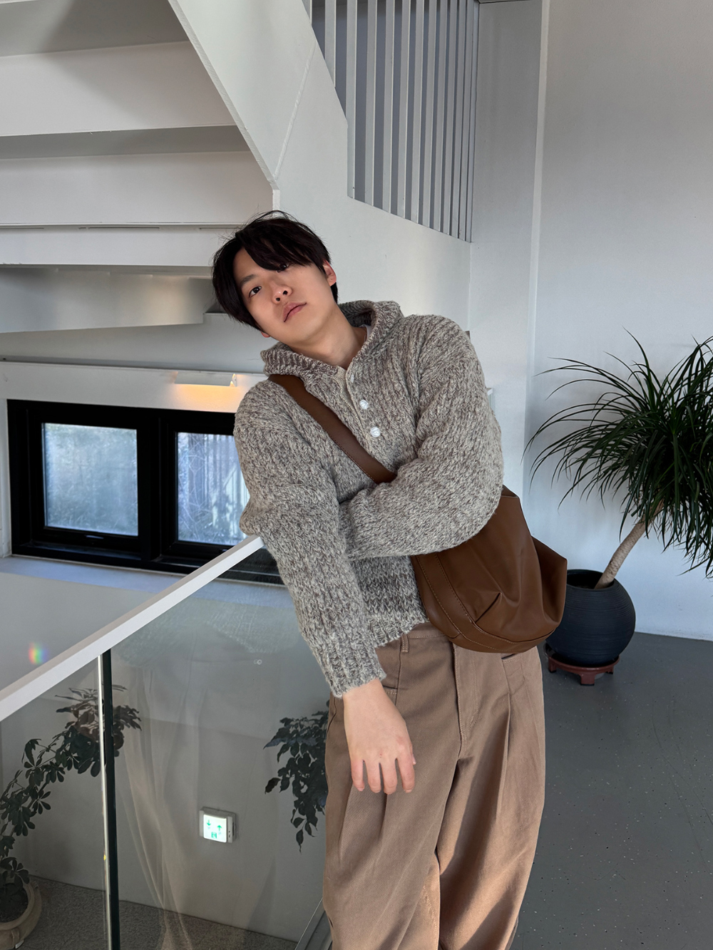 긴팔 티셔츠 모델 착용 이미지-S1L24