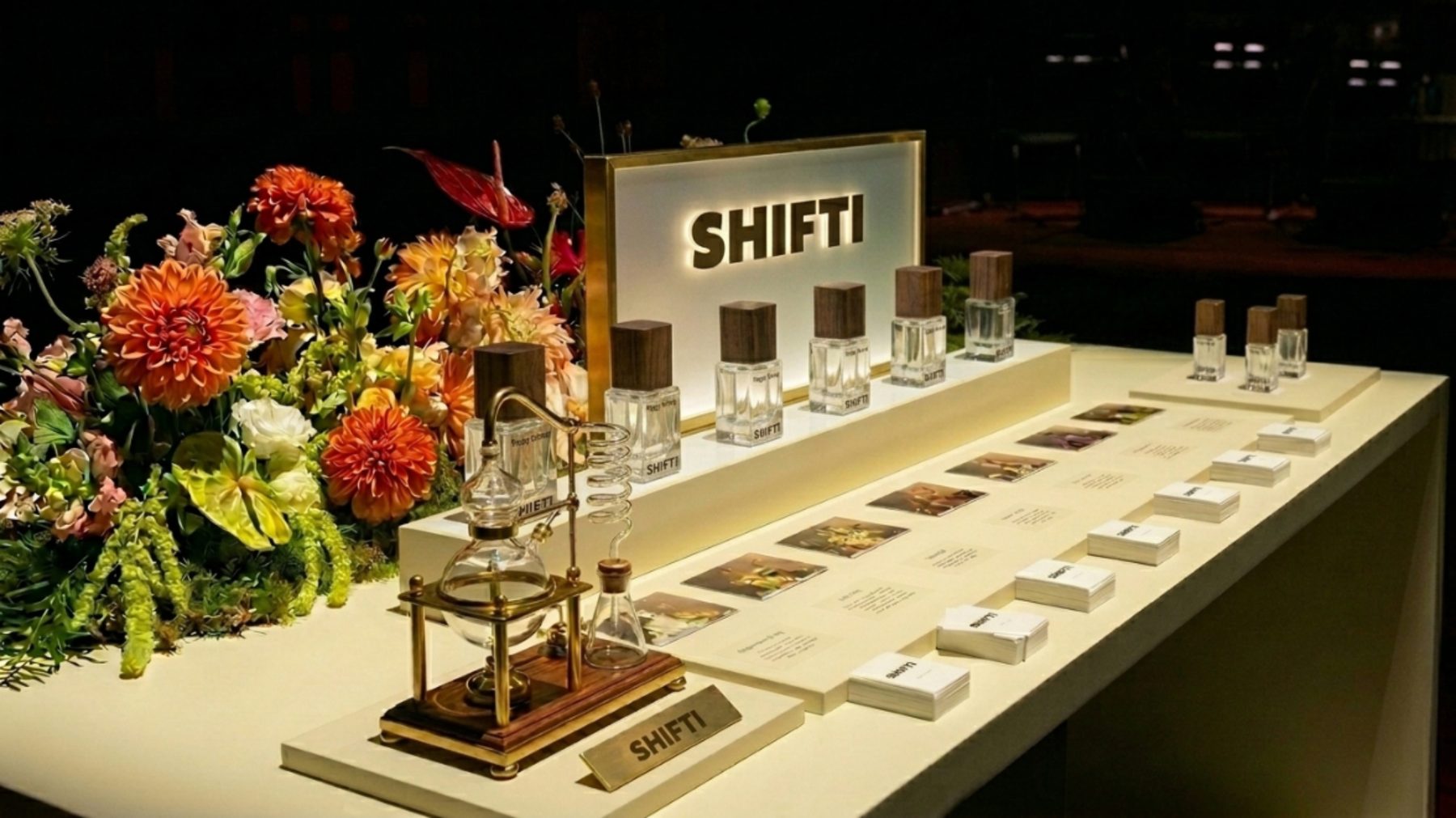 SHIFTI 브랜드 제품 전시와 향수 비즈니스 구성