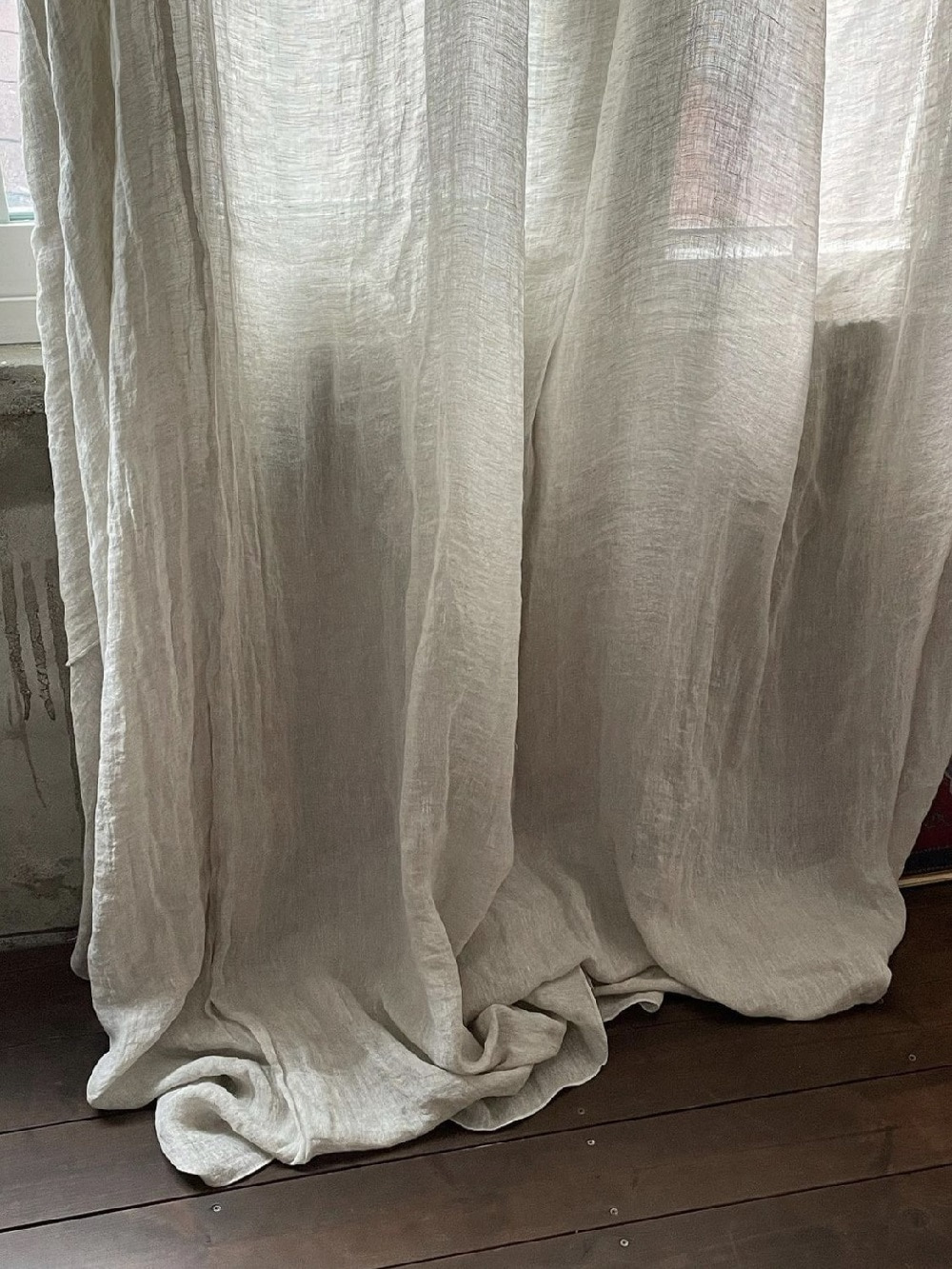 Slender linen curtain