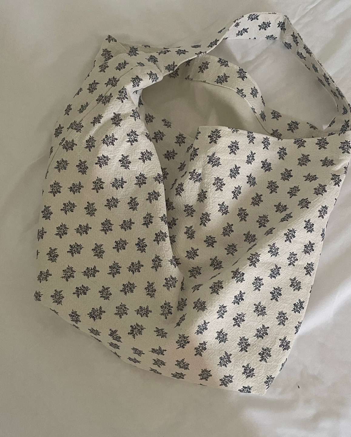 Classico white flower shoulder bag