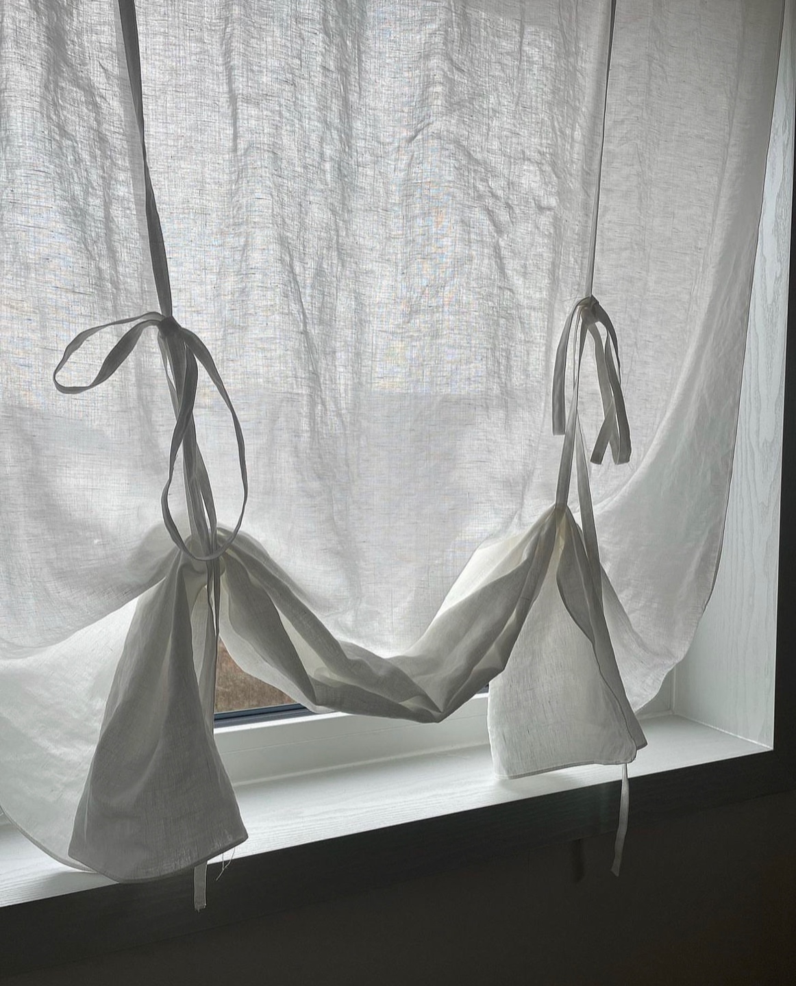 Ribbon valance slender curtain
