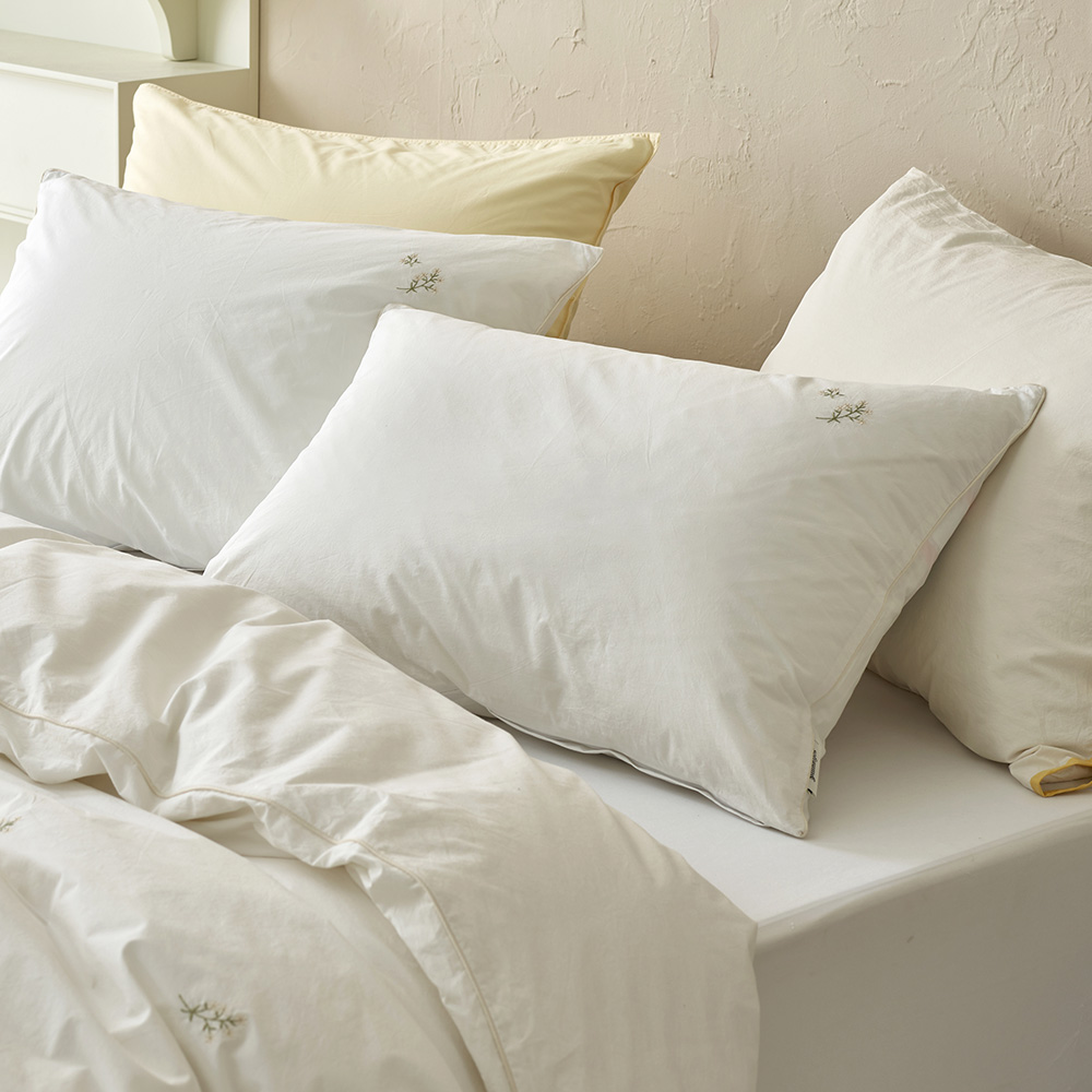 A Frill Flower embroidery 60-count High-density Bio-washed Pillow Cover 50x70