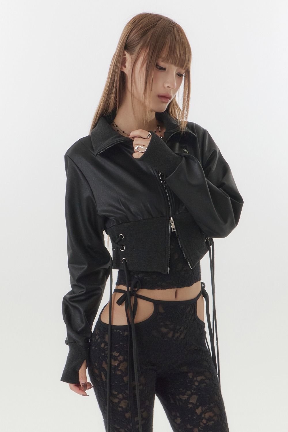 VITTERAIN（ビターレイン）の「サイドレースアップハイネッククロップドジップアップ — アッシュブラック（ジャケット/アウター）」