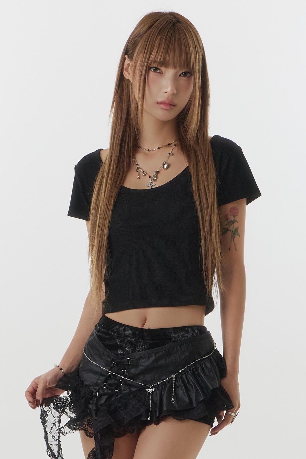 VITTERAIN（ビターレイン）の「スリムスクープネック半袖Tシャツ — ブラック（トップス）」