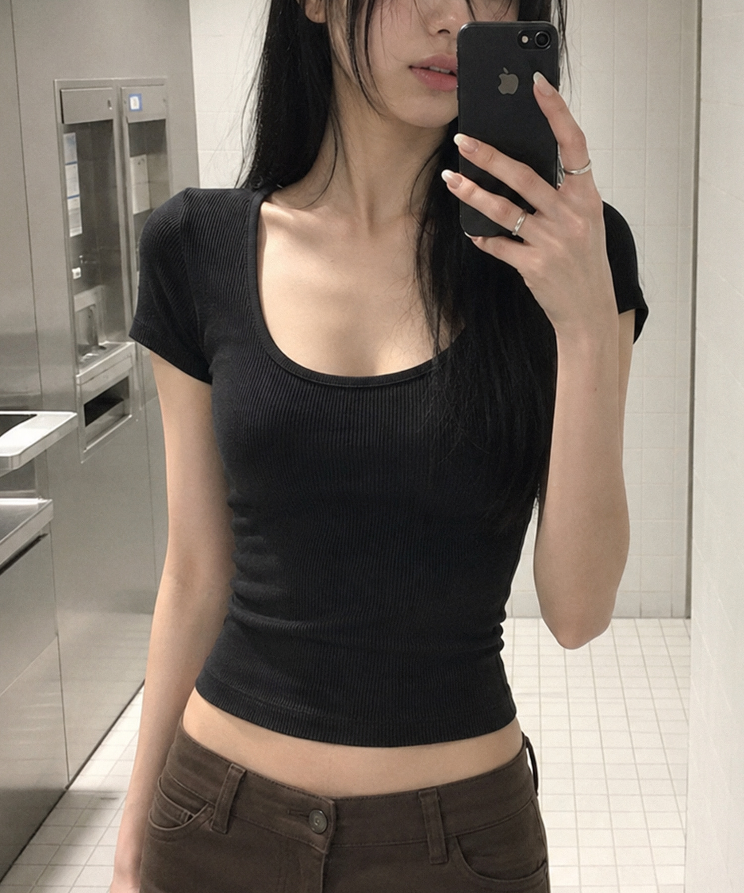 スリムスクープネック半袖Tシャツ — ブラック