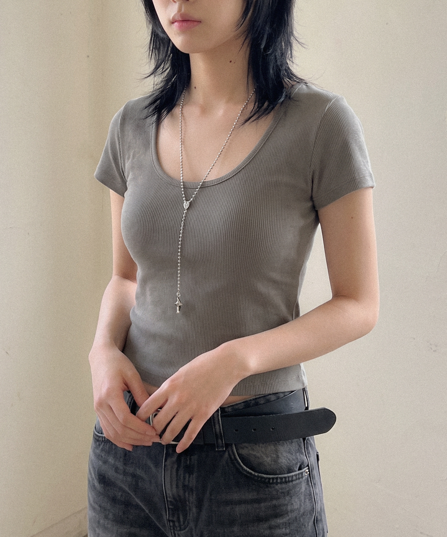 スリムスクープネックスリーブTシャツ — カーキ