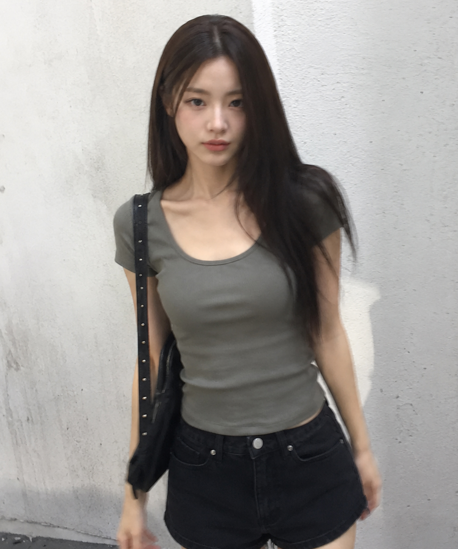スリムスクープネックスリーブTシャツ — カーキ