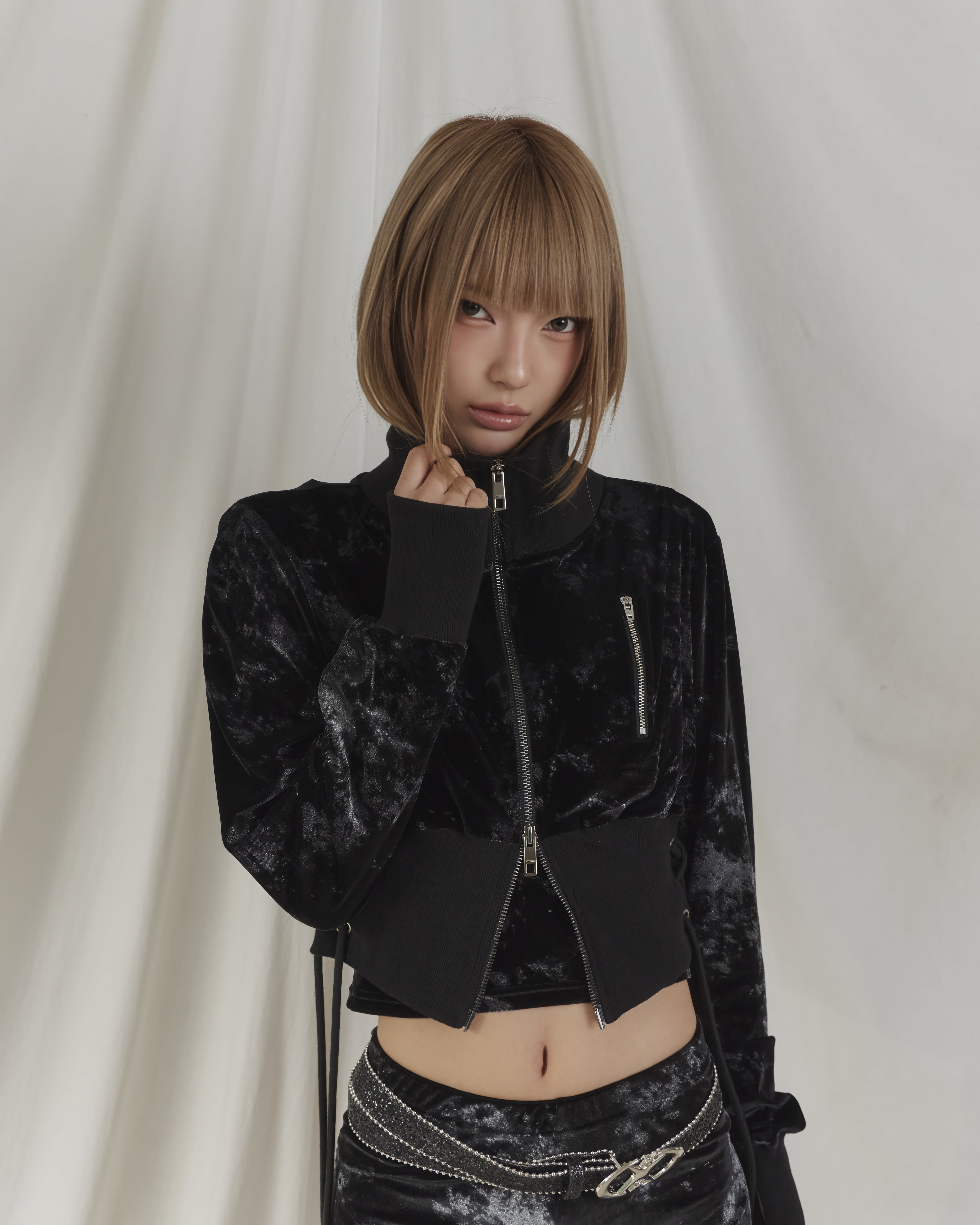 サイドレースアップハイネッククロップドジップアップ — クラウドブラック