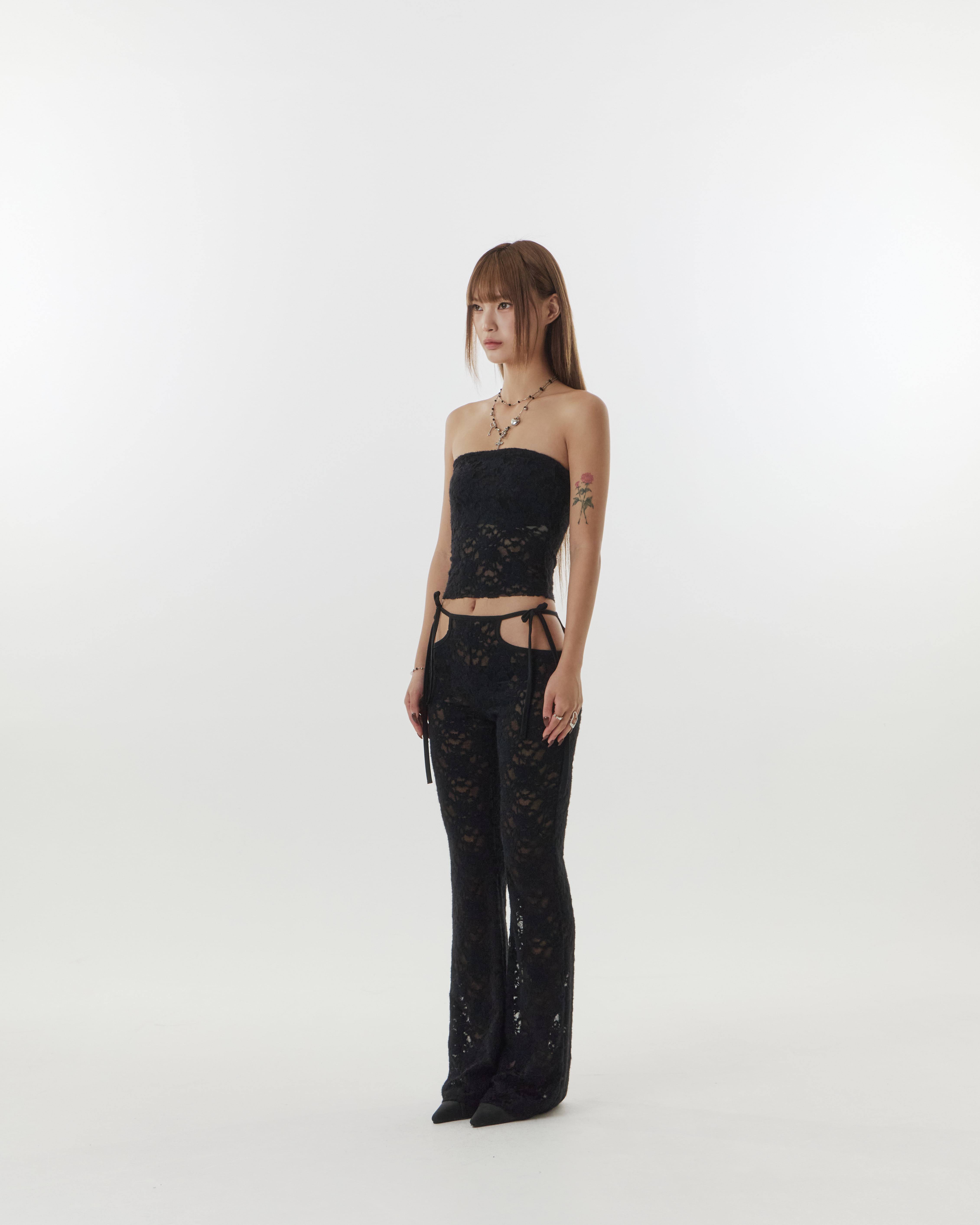 [SET] レースカットアウトフレアパンツ & チューブトップセット — クラウドブラック