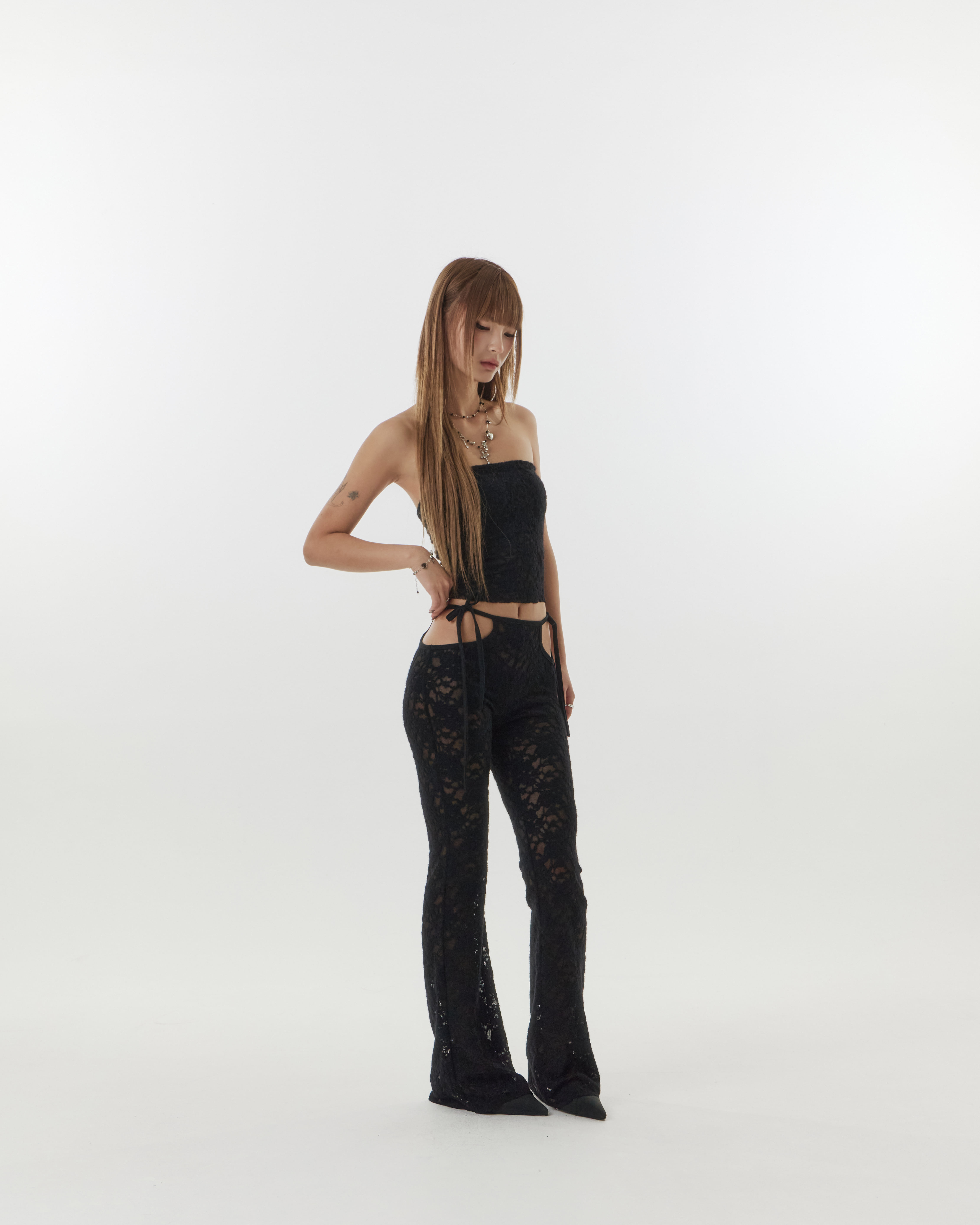 [SET] レースカットアウトフレアパンツ & チューブトップセット — クラウドブラック