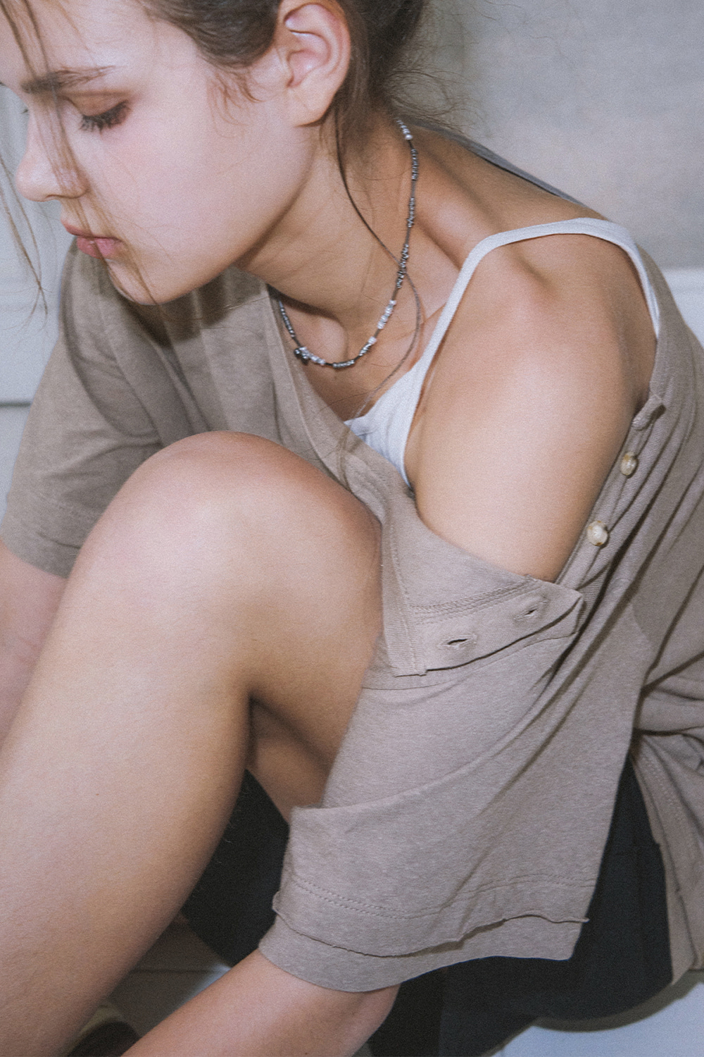 릴렉스드 코튼 원 숄더 티_Ash Brown