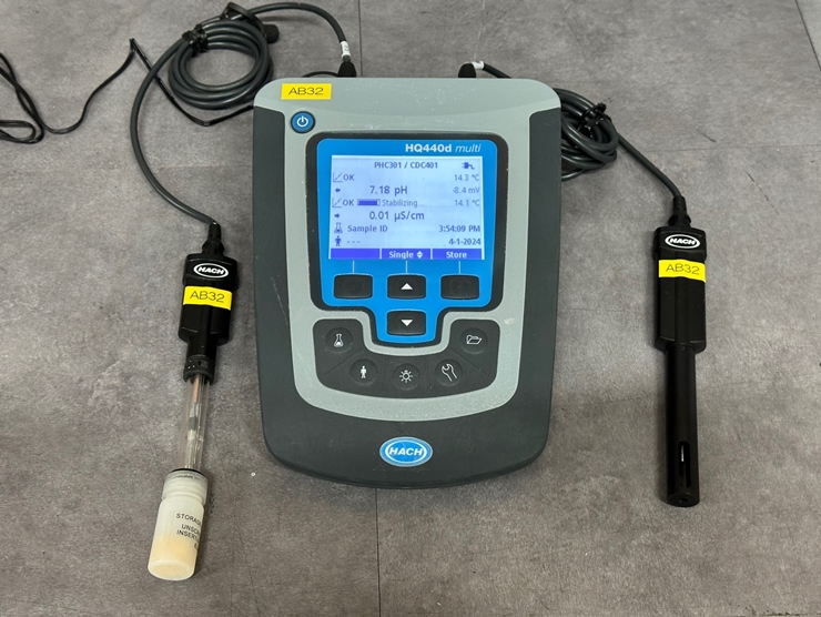 중고 HACH HQ440d 탁상용 듀얼 입력, 다중 항목 계측기 (AB32)