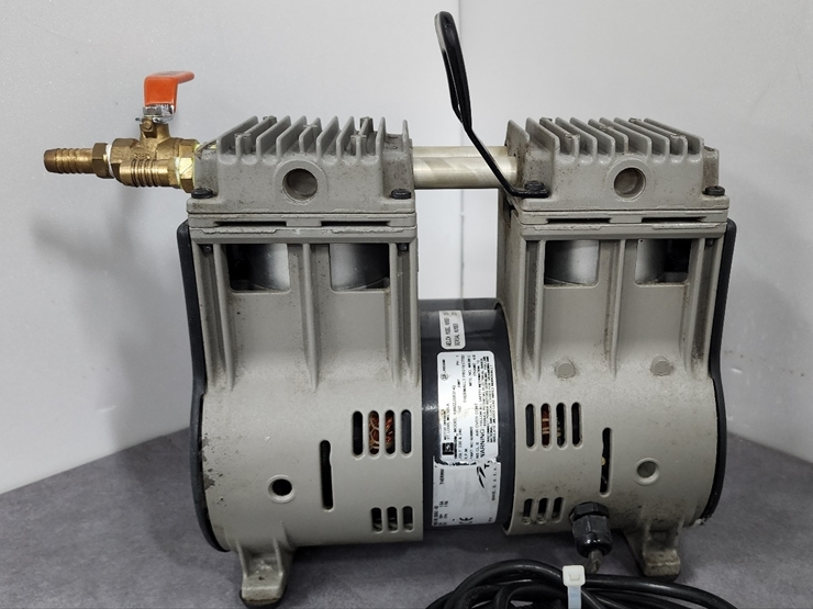 중고 Gardner Denver K48ZZJSR3142 Thomas Thermally Protected Vacuum Pump (AB253)