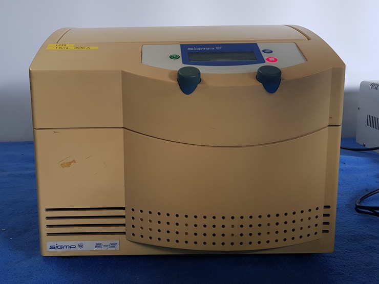 중고 Sigma 2-5  원심분리기 15ml X 30  (HI39)