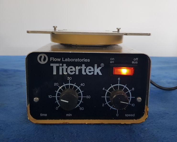 중고 Titertek Flow Laboratories DSG 마이크로 플레이트 쉐이커 (HP35)