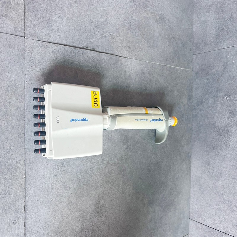 중고 Eppendorf / 8채널 멀티 피펫 300 (BJ46)
