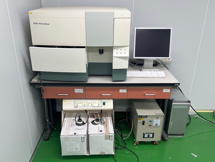 중고 BD FACSCalibur Flow Cytometer (SN39) + BD FACSFlow supply system ...