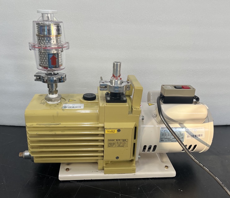 중고 Ulvac Oil-Sealed Rotary Vacuum Pumps 내부식성 진공 펌프 (YV82)