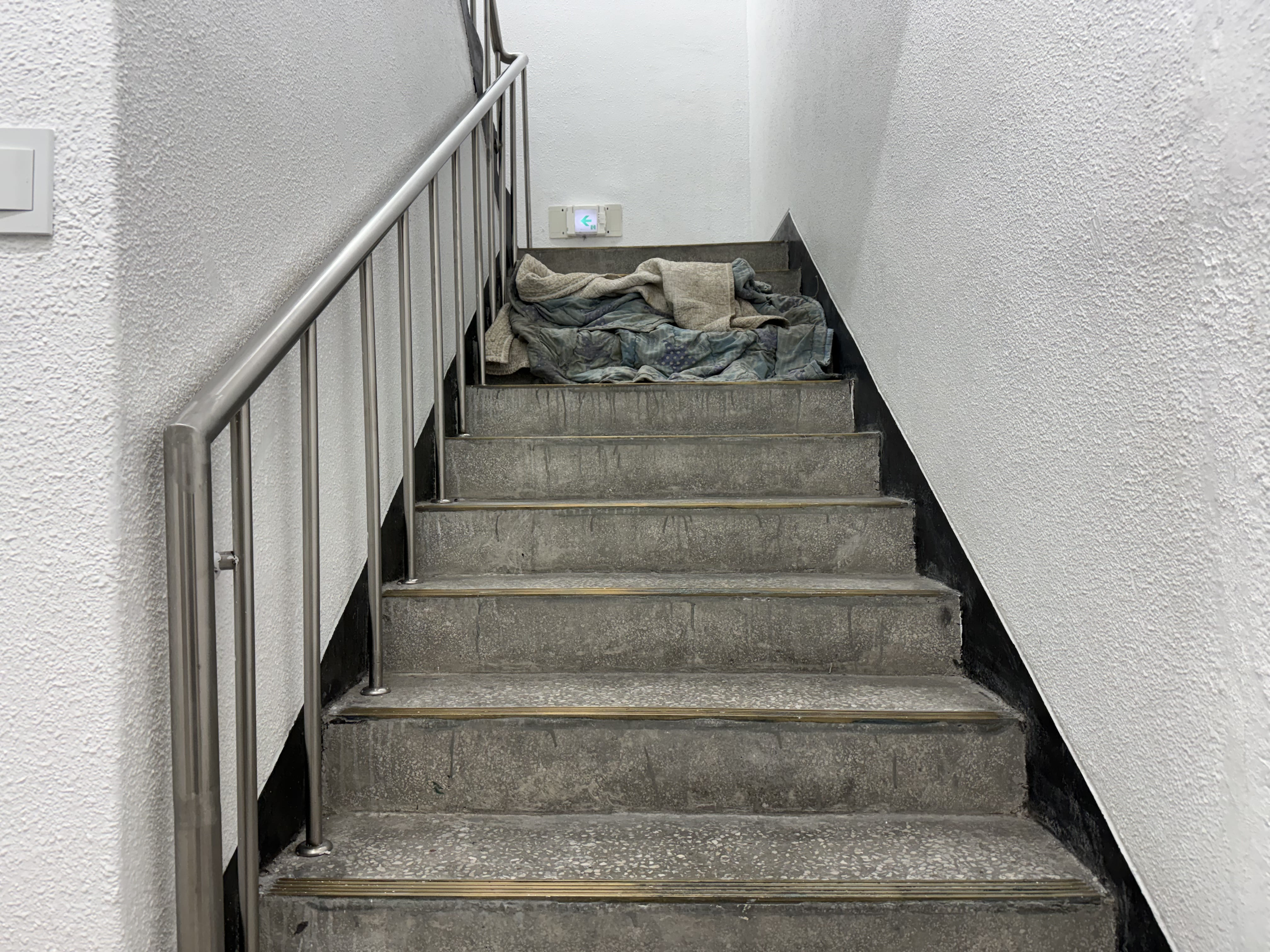 계단 이동 작업 사진