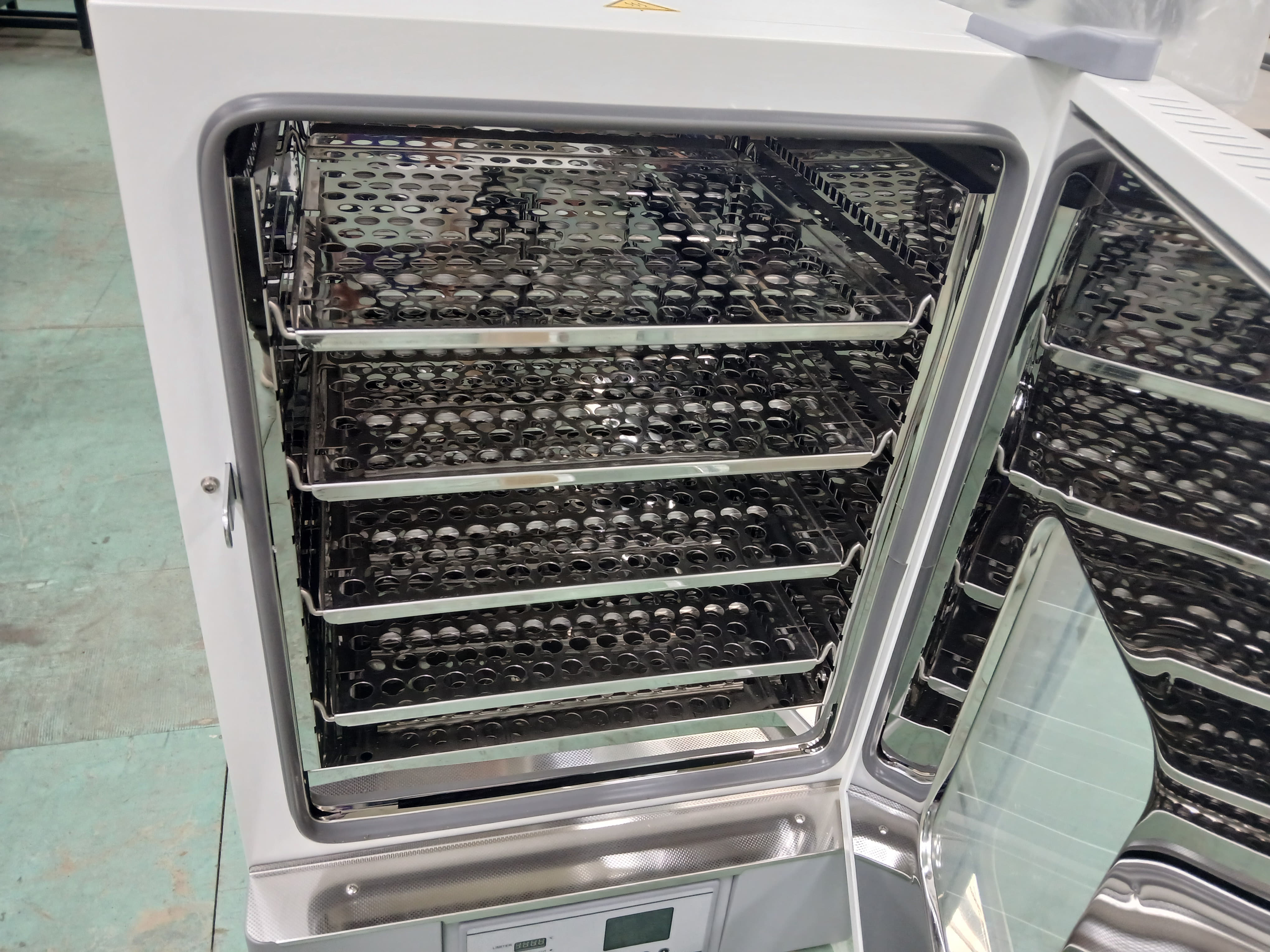 오븐 내부 선반 4개 설치