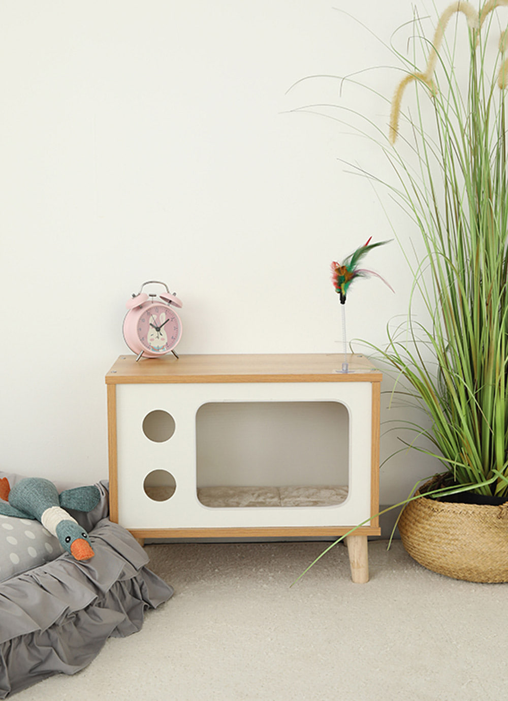 Pet modern square solid wood Seukeuraechyeo dog cat House
