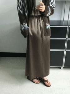 베인 글로시 새틴 광 스트링 일자 롱 스커트