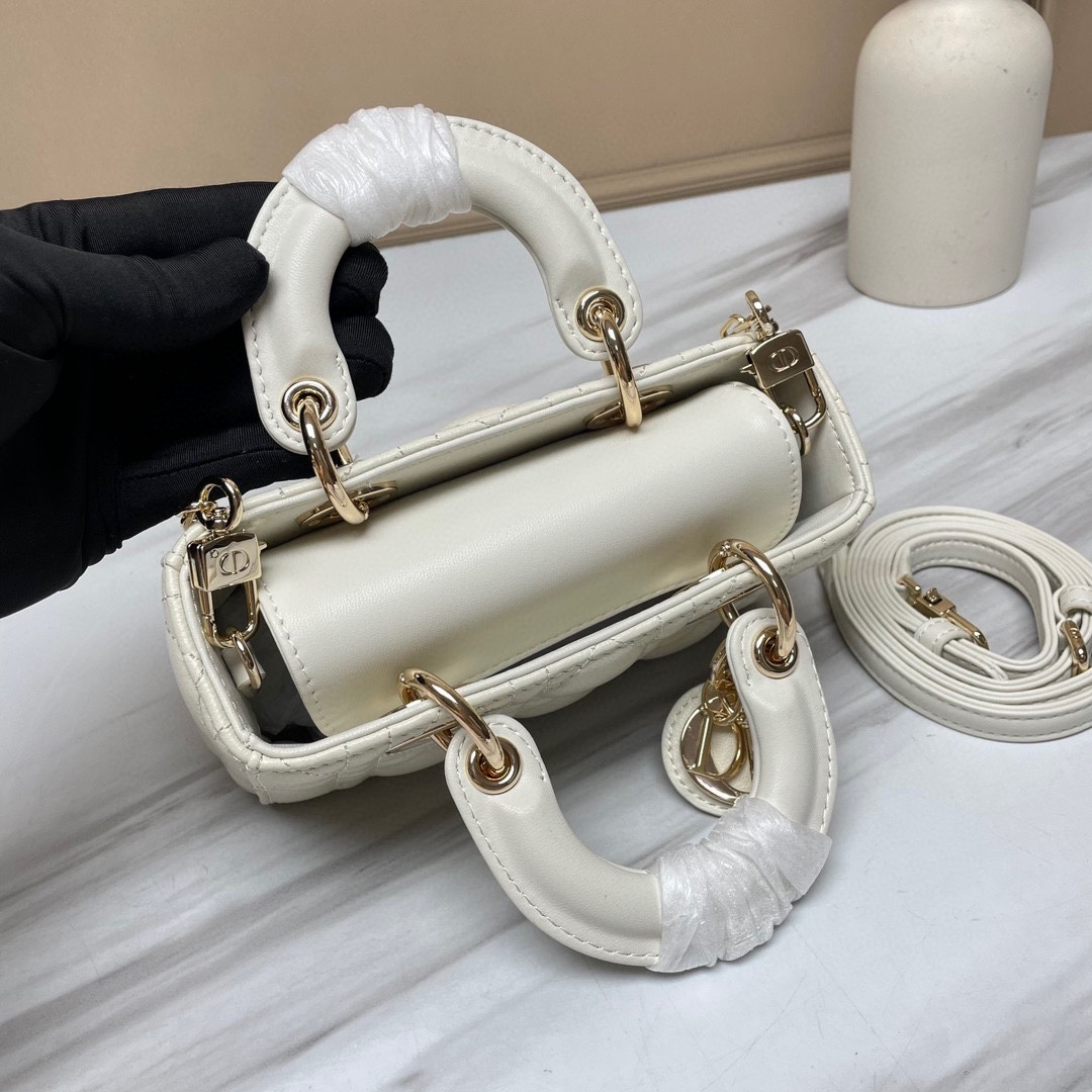 63a0a53ef7a2e150336300d548218704.jpg