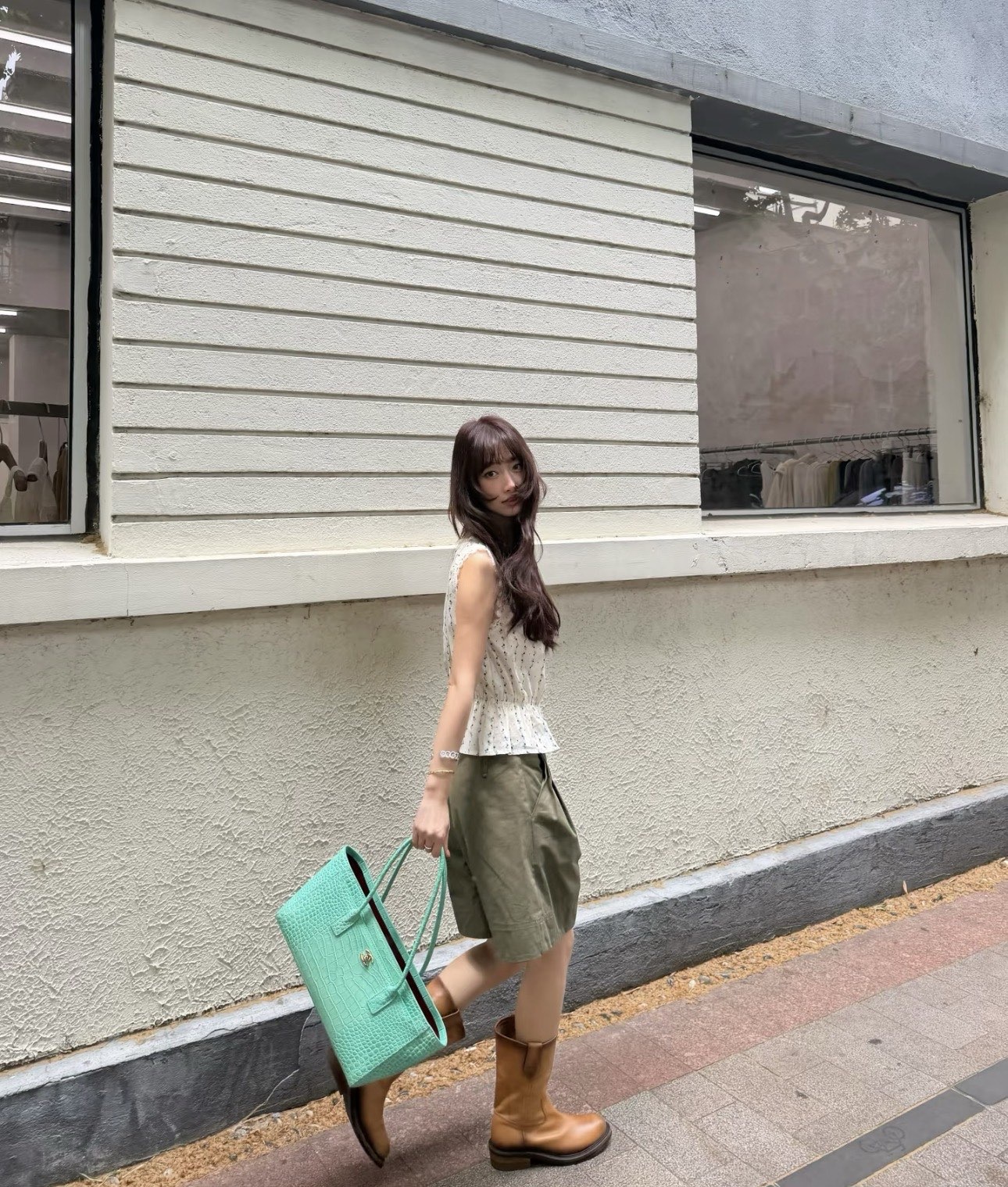 f98720a79869c6a7d7745ee5ff9a444b.jpg