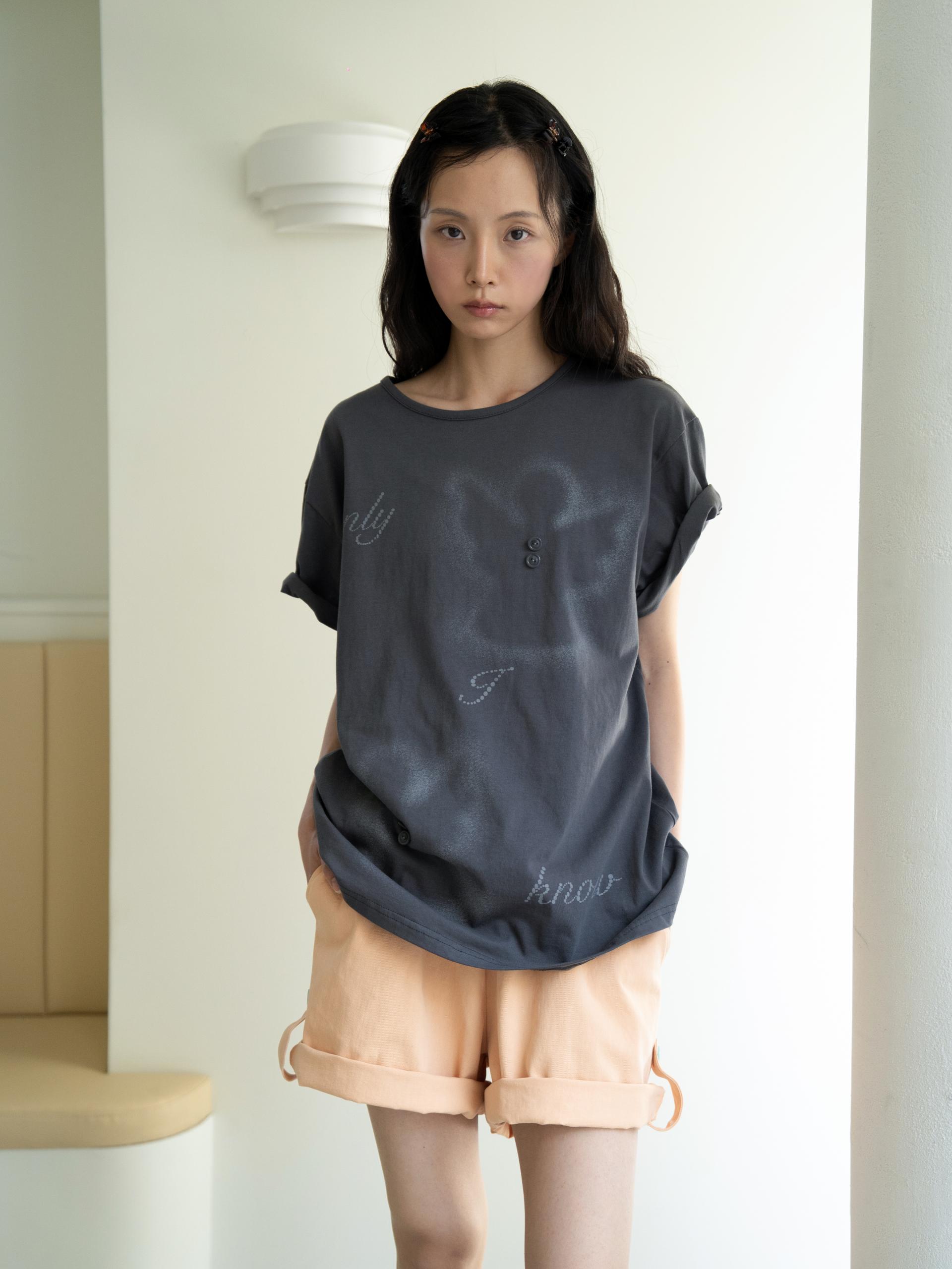 ANGEL BUTTON T (CHARCOAL)