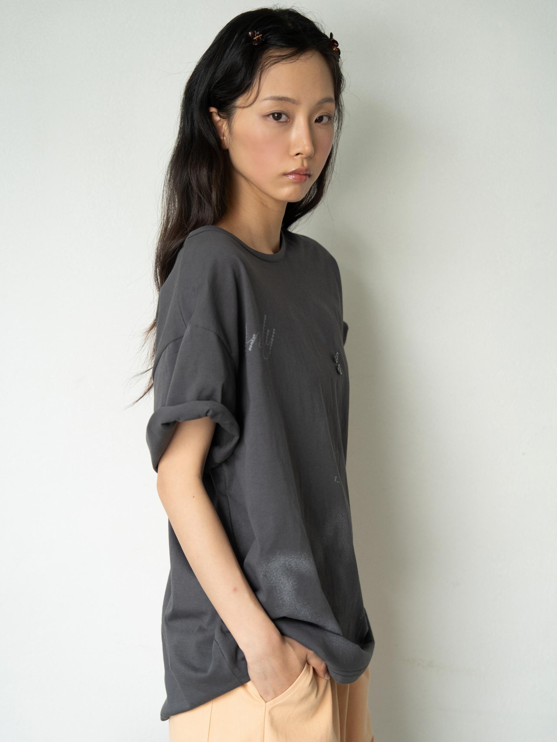 ANGEL BUTTON T (CHARCOAL)