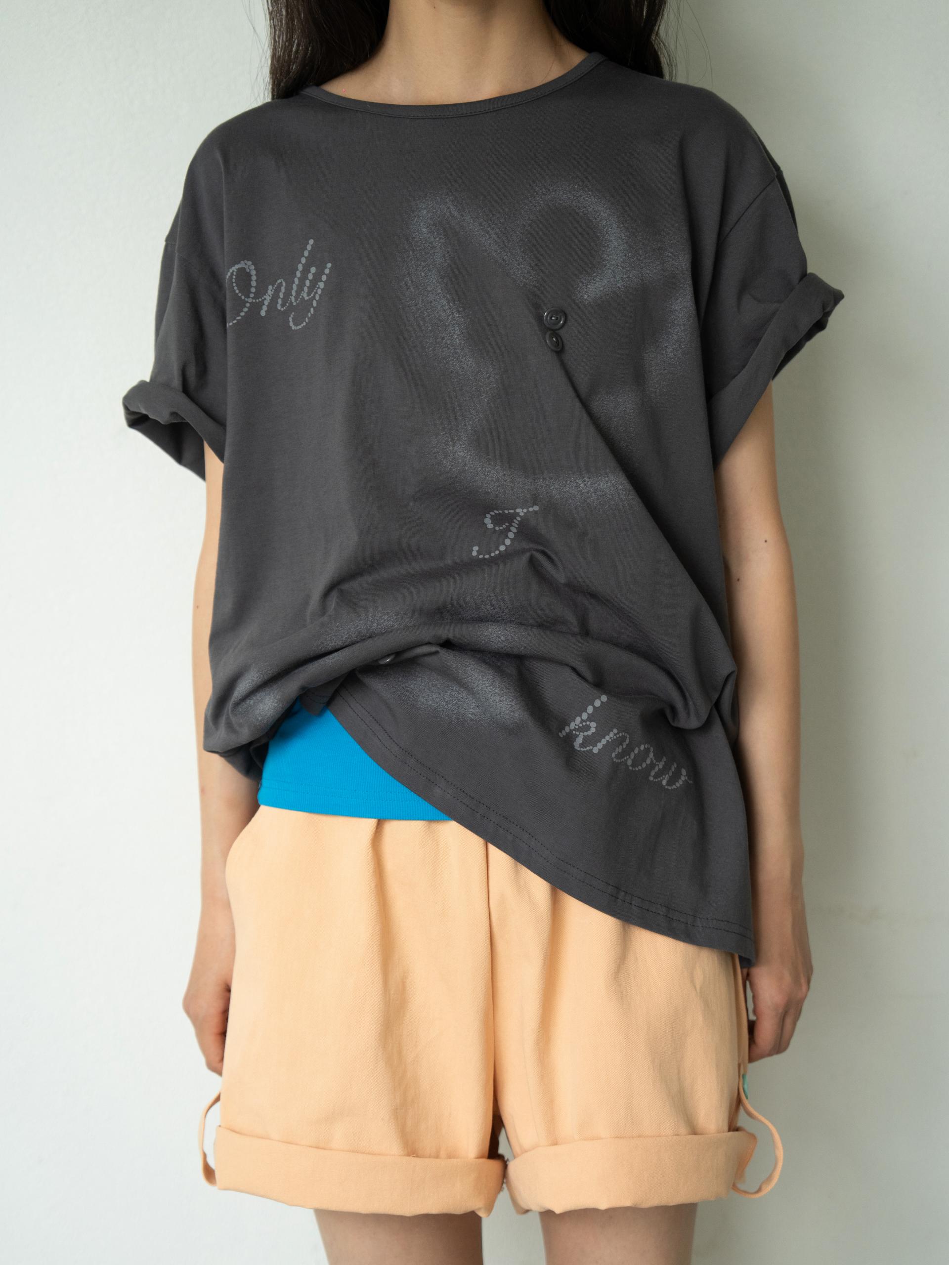 ANGEL BUTTON T (CHARCOAL)